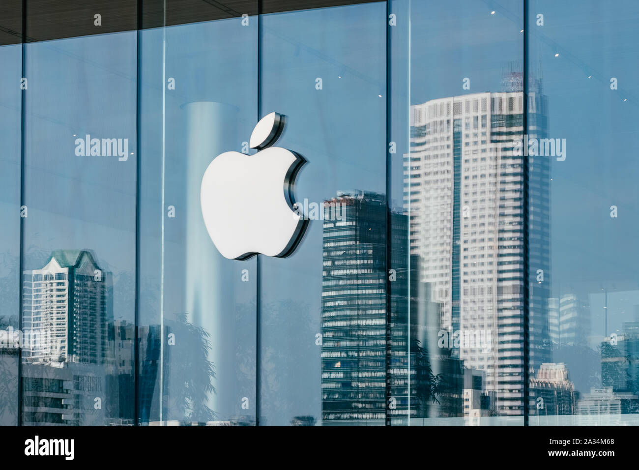 Il logo di Apple Inc. su un Apple store in Iconsiam centro commerciale per lo shopping a Bangkok, in Thailandia Foto Stock