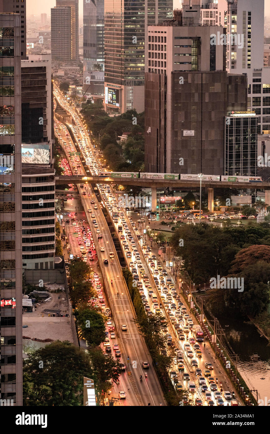 Bangkok City skyline urbano con grattacieli di notte Foto Stock