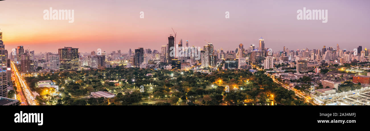 Panorama della città di Bangkok skyline di grattacieli urbani al tramonto Foto Stock