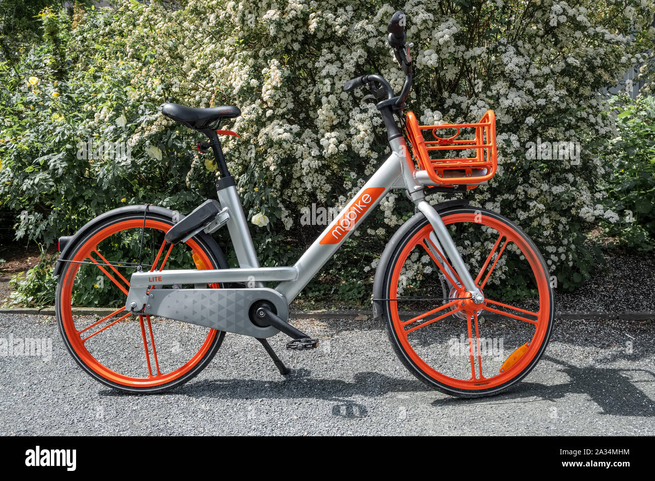 Mobike bicicletta su una strada di Berlino, Germania. Mobike è stato creato da Pechino Mobike Technology Co., Ltd. Foto Stock