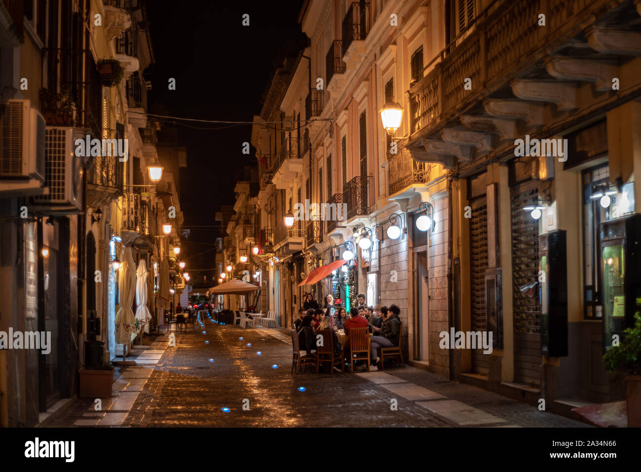 Corso Manthonè, area di Pescara dove jouth soddisfa la sera Foto Stock