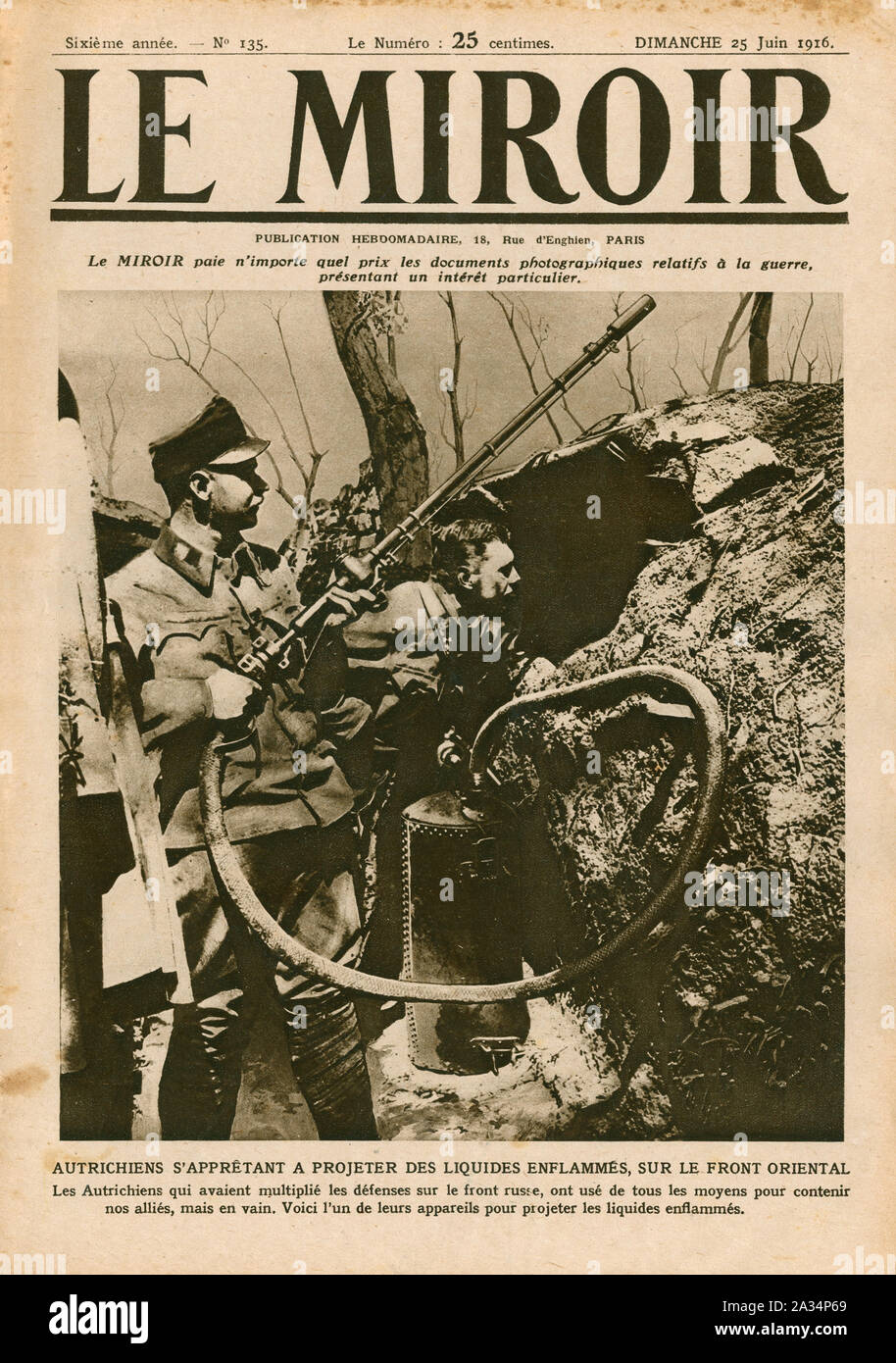 Le Miroir coperchio anteriore datata 25 giugno 1916 mostra un soldato austriaco nelle trincee tenendo un inizio di fiamma thrower sul fronte orientale nel conflitto con la Russia. Le Miroir era un supplemento per le Petit Parisien e apparve per la prima volta nella stampa in 1910 Foto Stock