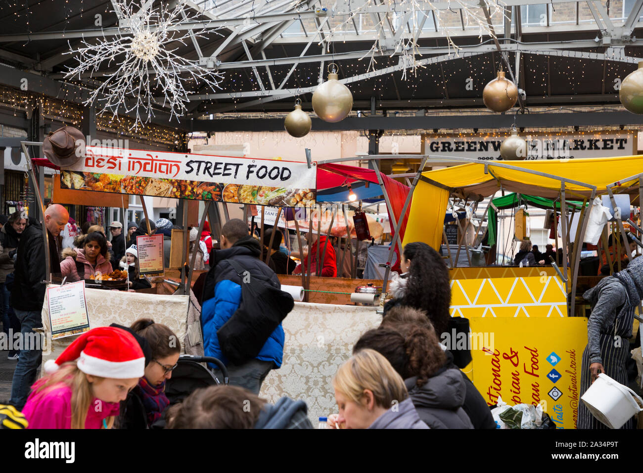 Pressione di stallo di cibo per cibo di strada / Indian take away / omaggio / takeaway entro il mercato di Greenwich a Natale con decorazioni. Greenwich, Londra. Regno Unito (105) Foto Stock