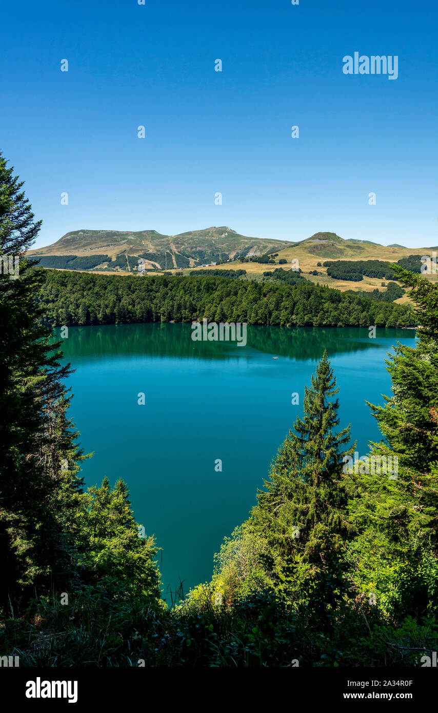 Vista sul lago vulcanico Pavin situato nel Parco Naturale Regionale dei Vulcani d'Alvernia, massiccio del Sancy sullo sfondo, Auvergne, Francia, Europa Foto Stock