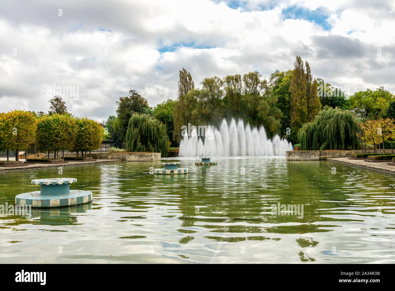 Una piscina di fronte a una fontana principale di getti in una parte centrale del parco di Battersea, Londra, Regno Unito Foto Stock