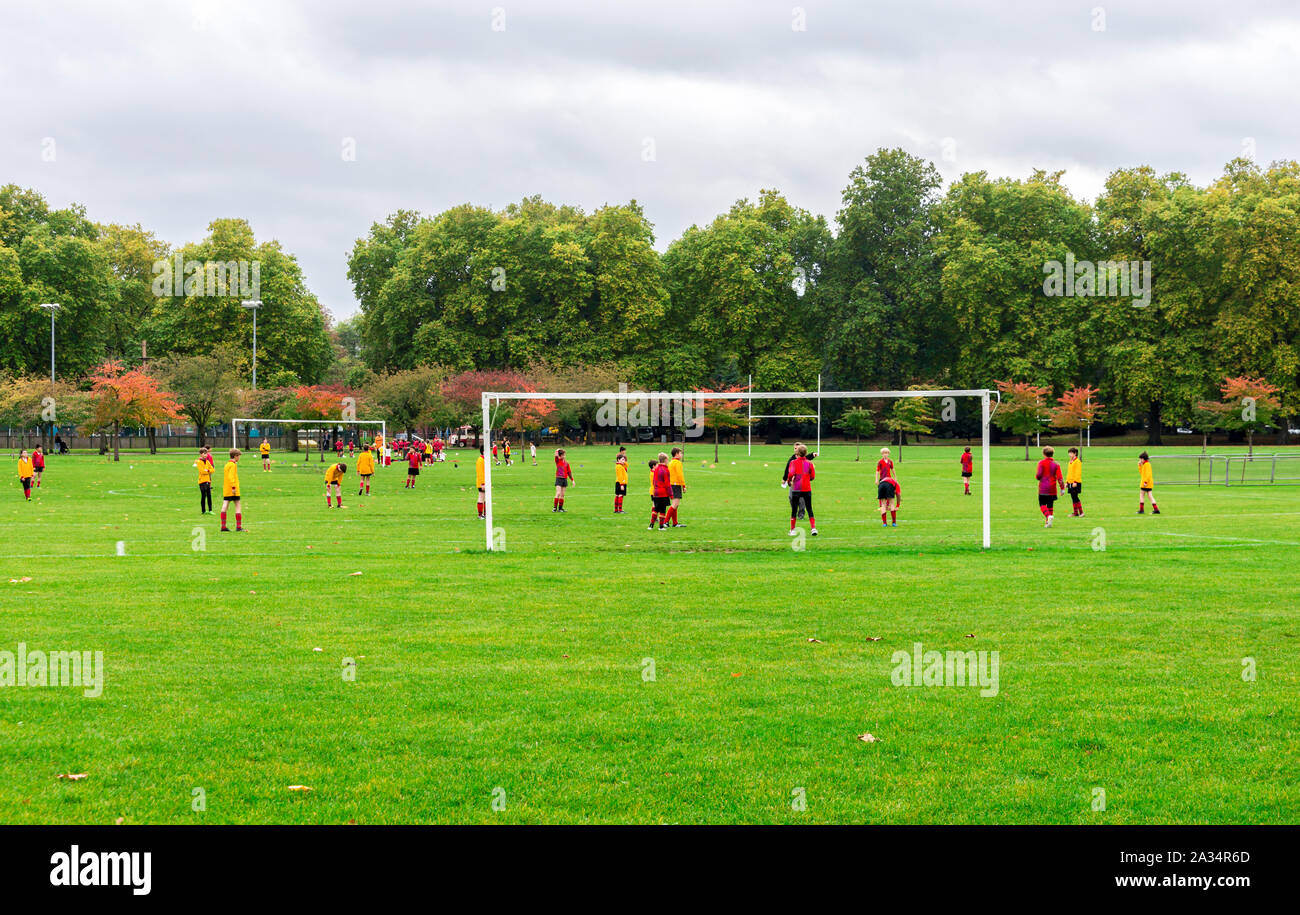 Due junior squadre di calcio giocare su Battersea Parco, London, Regno Unito Foto Stock