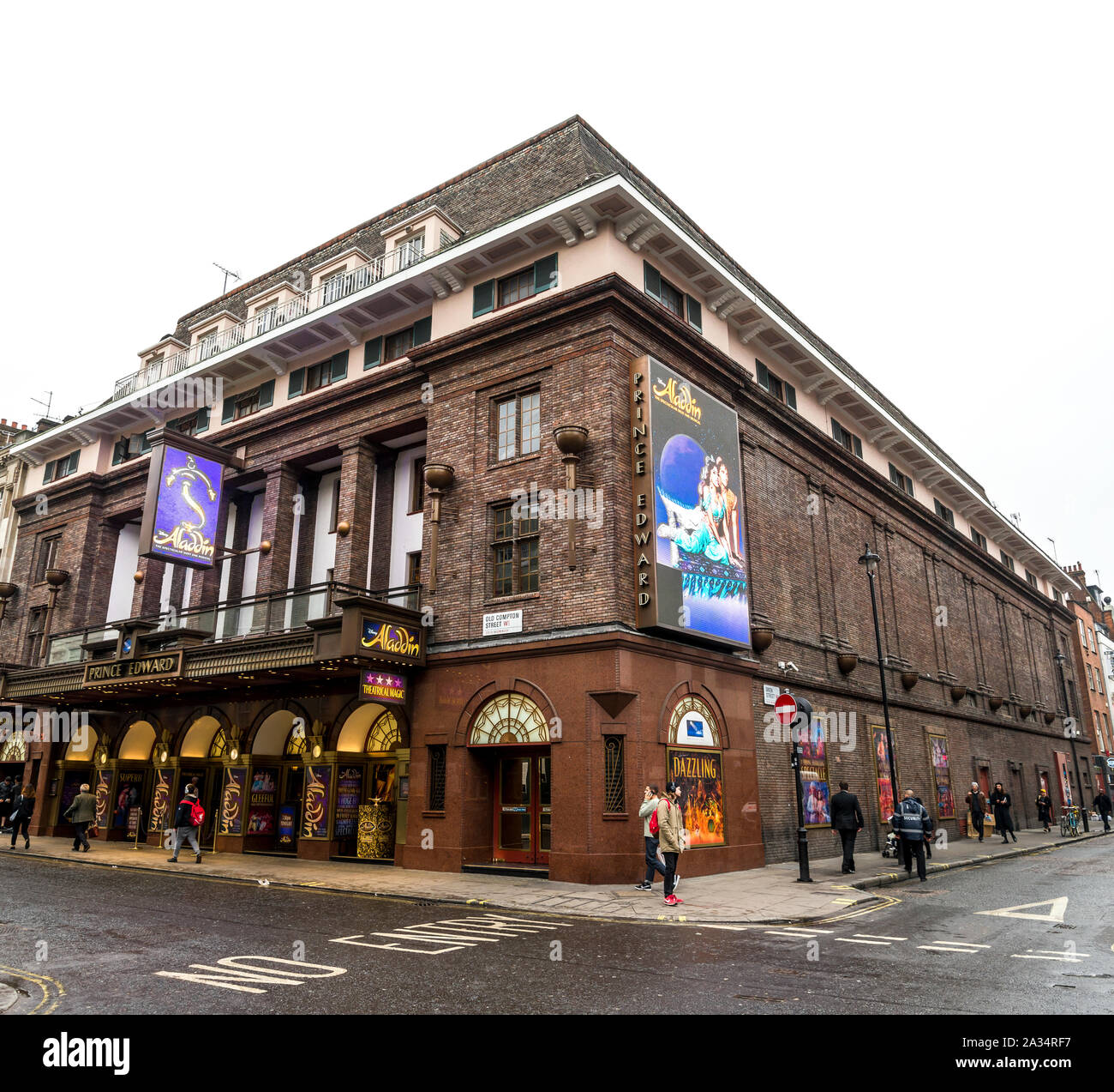 Prince Edward Theatre all'angolo della vecchia strada Compton e Greek Street, Londra, Regno Unito Foto Stock