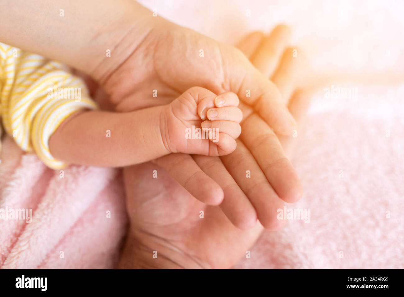 Famiglia Baby mani. Il padre e la madre di contenimento bambino neonato. Foto Stock