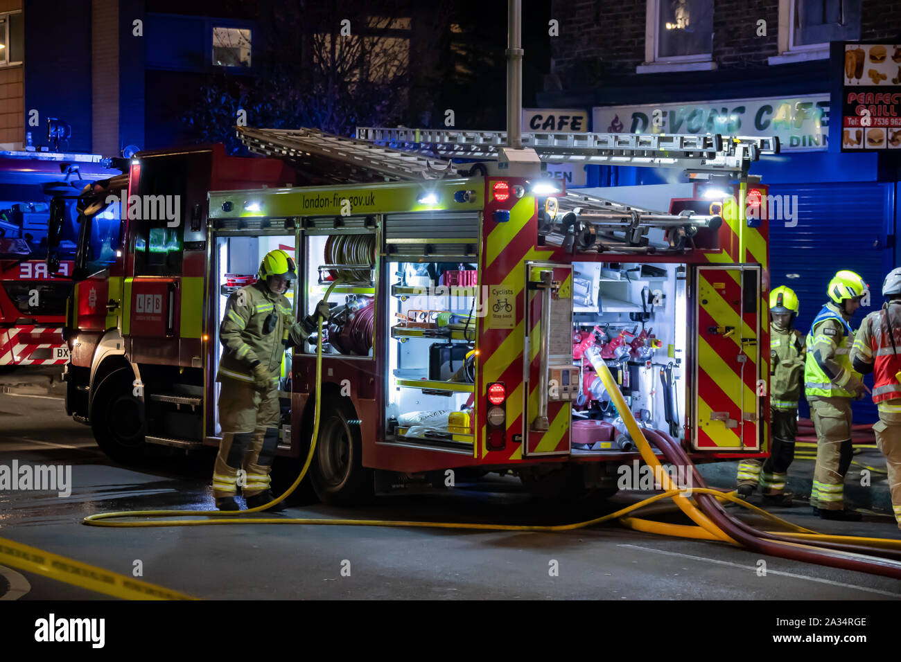 Venerdì 04/10/2019 Londra Vigili del Fuoco ha partecipato ad un incendio in un caffè sulla strada Devons E3. Foto Stock