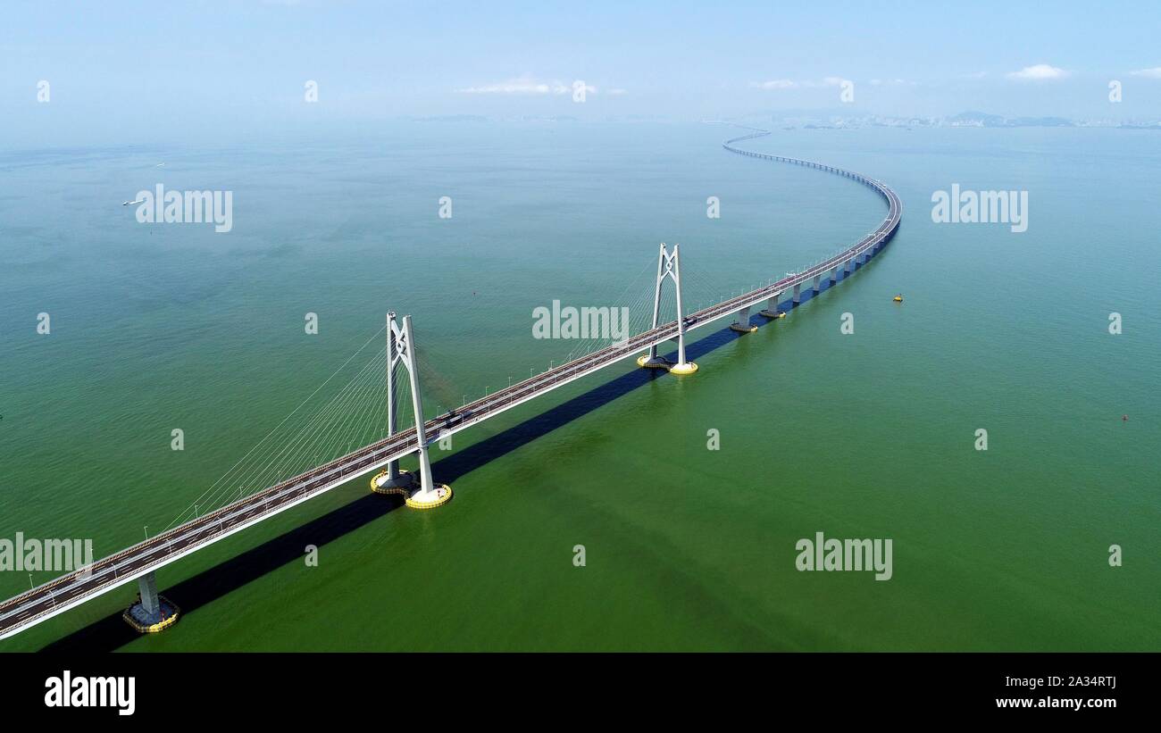 (191005) -- Guangzhou, il 5 ottobre 2019 (Xinhua) -- Foto aeree prese sulla luglio 11, 2018 mostra la Hong Kong-Zhuhai-ponte di Macao nella Cina meridionale. (Xinhua/Liang Xu) Foto Stock