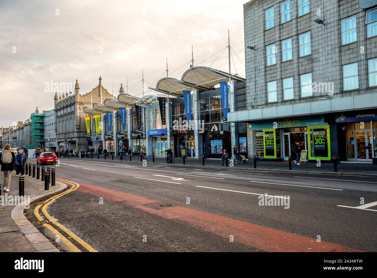 Union Street e ingresso al centro della Trinità nel centro cittadino di Aberdeen, Scozia Foto Stock