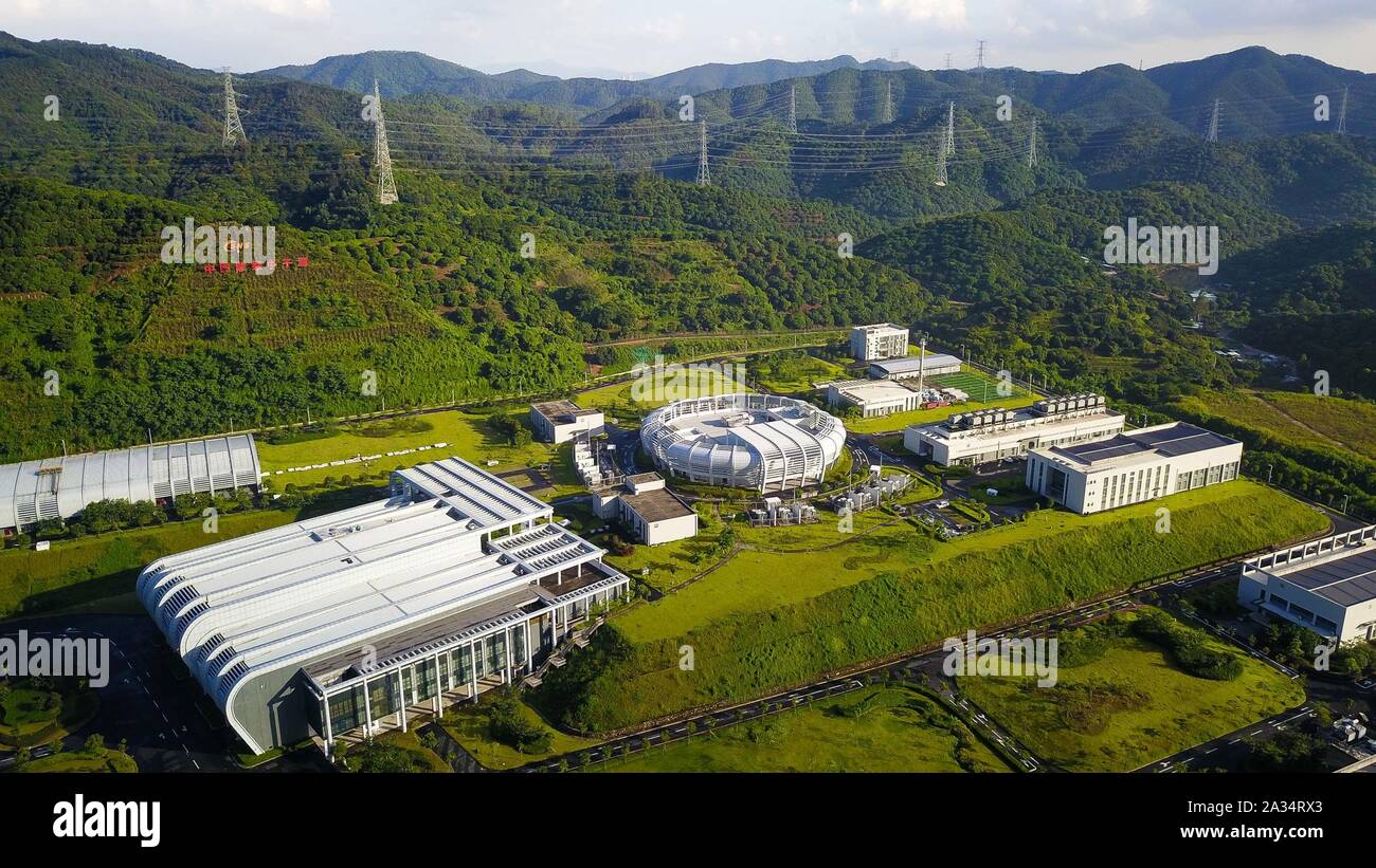 (191005) -- Guangzhou, il 5 ottobre 2019 (Xinhua) -- Foto aeree prese sulla luglio 24, 2019 mostra la Cina di spallazione di sorgente di neutroni (CSNS) in Dongguan, Cina del sud della provincia di Guangdong. (Xinhua/Liu Dawei) Foto Stock