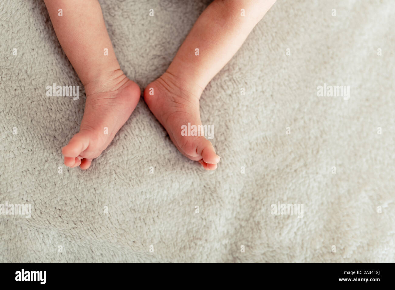 Le gambe del bambino che nasce è sleepin sul letto. Foto Stock