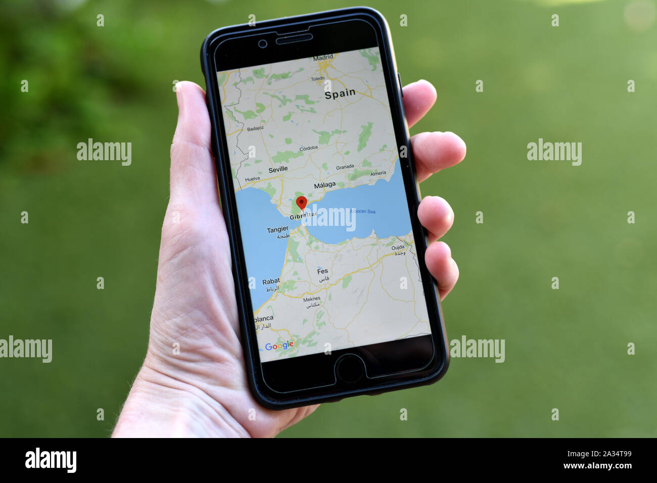 Gibilterra 04 Ottobre 2019: Una mano che tiene un iphone che mostra le mappe di Google app e concentrandosi sulla regione di Gibilterra Foto Stock