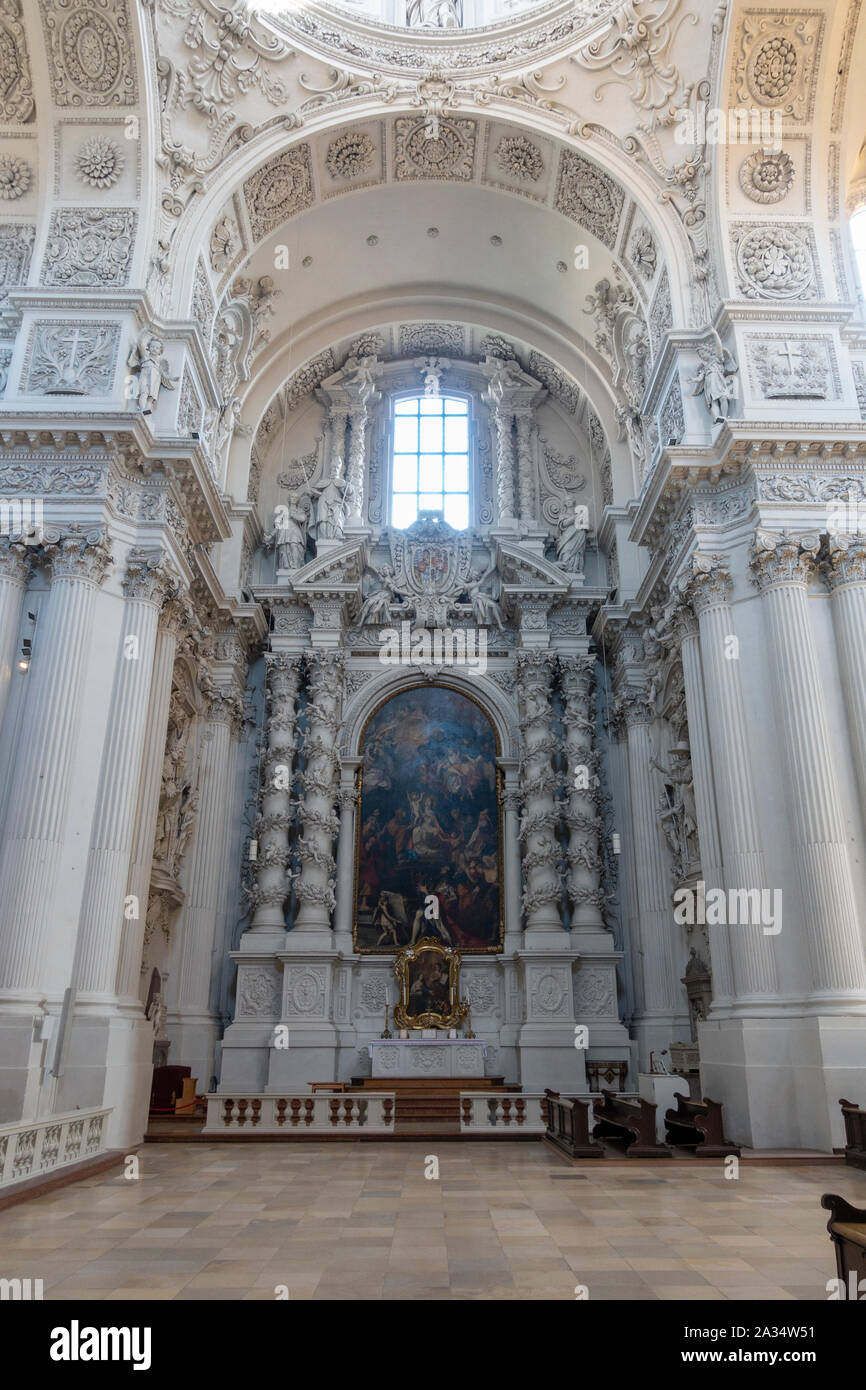 Un altare laterale nella chiesa di St Peter, una chiesa cattolica romana, Monaco di Baviera, Germania. Foto Stock