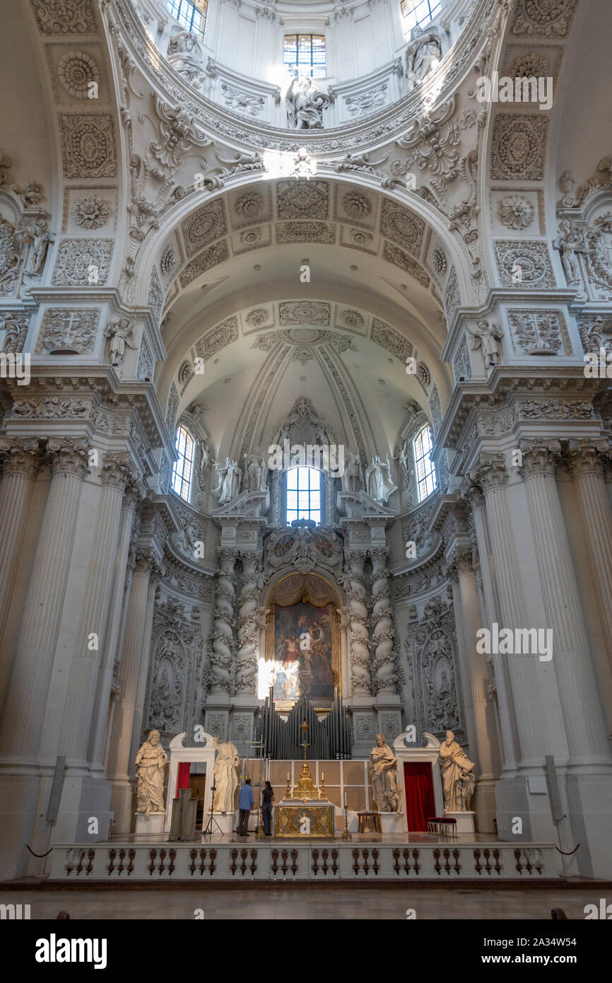 Un altare laterale nella chiesa di St Peter, una chiesa cattolica romana, Monaco di Baviera, Germania. Foto Stock