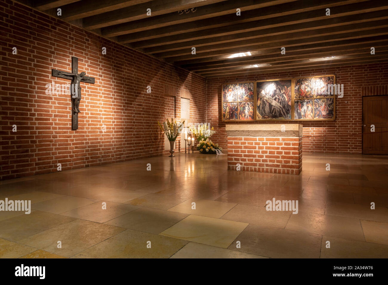 La cripta in Peterskirche (la chiesa di San Pietro), una chiesa cattolica romana, Monaco di Baviera, Germania. Foto Stock