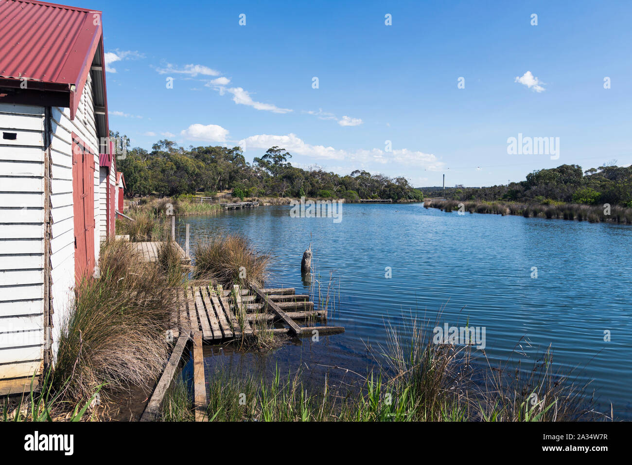 Barca case e vecchie banchine sul fiume Anglesea, Anglesea, Great Ocean Road, Victoria, Australia. Foto Stock
