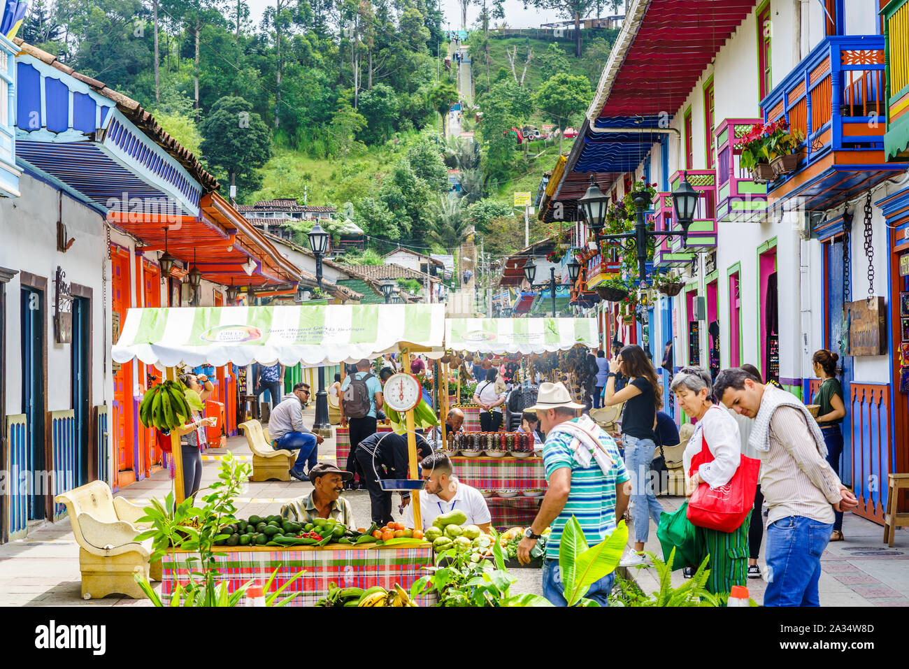Il mercato locale con i venditori per le strade del villaggio Salento, il 23 marzo 2019 - Colombia Foto Stock