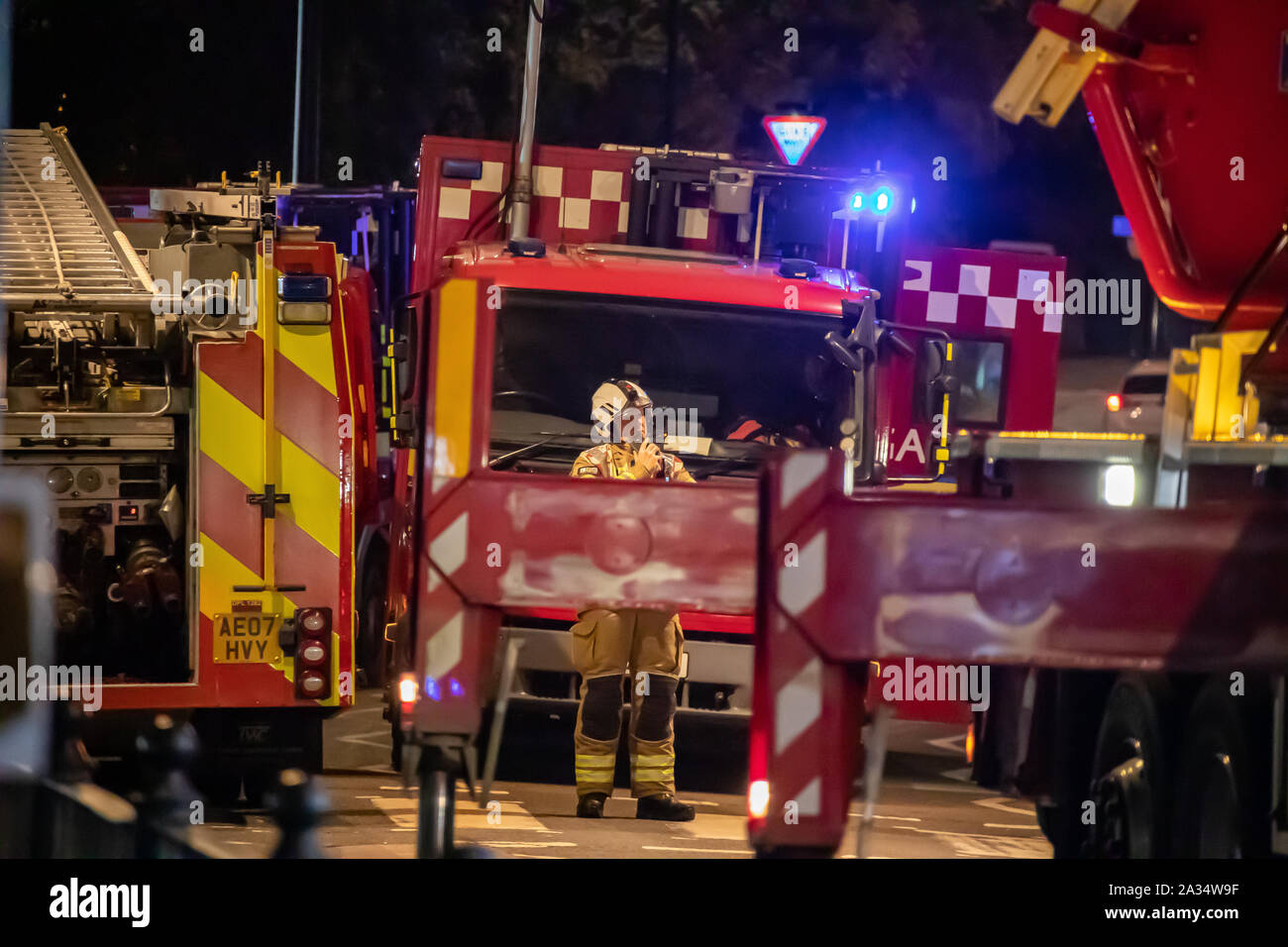 Venerdì 04/10/2019 Londra Vigili del Fuoco ha partecipato ad un incendio in un caffè sulla strada Devons E3. Foto Stock