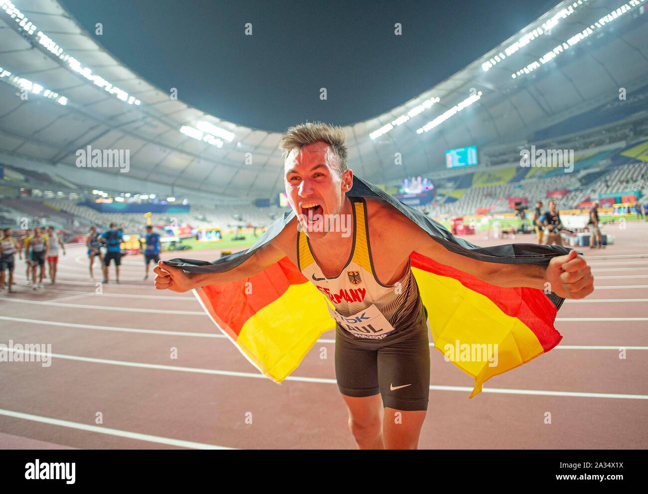 Il giubilo vincitore Niklas KAUL (Germania/1° posto) con bandiera. 1500m decathlon di uomini, su 03.10.2019 mondiali di atletica 2019 a Doha/Qatar, dal 27.09. - 10.10.2019. | Utilizzo di tutto il mondo Foto Stock
