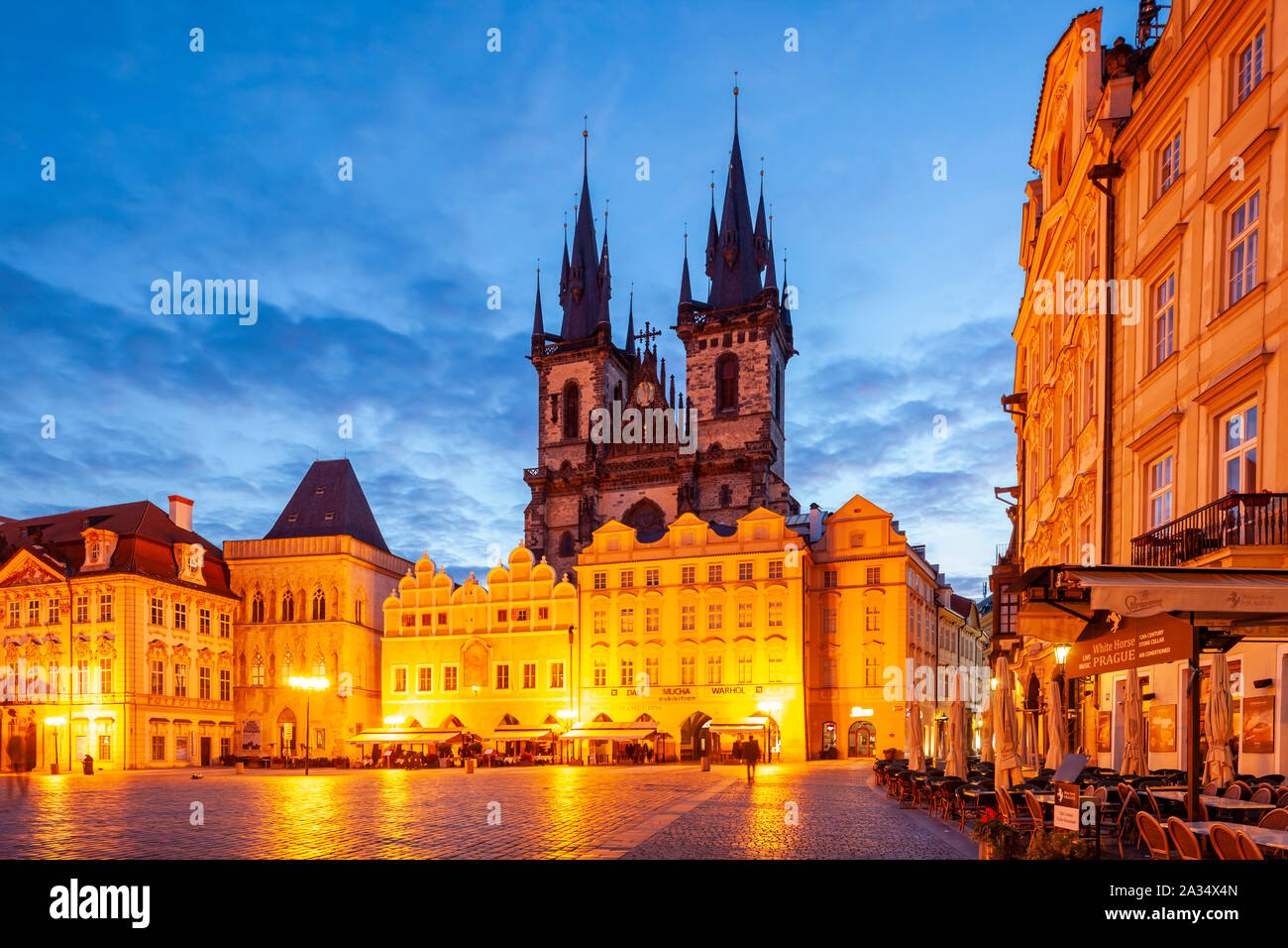 Alba sulla piazza della città vecchia di Praga, Cechia. Foto Stock