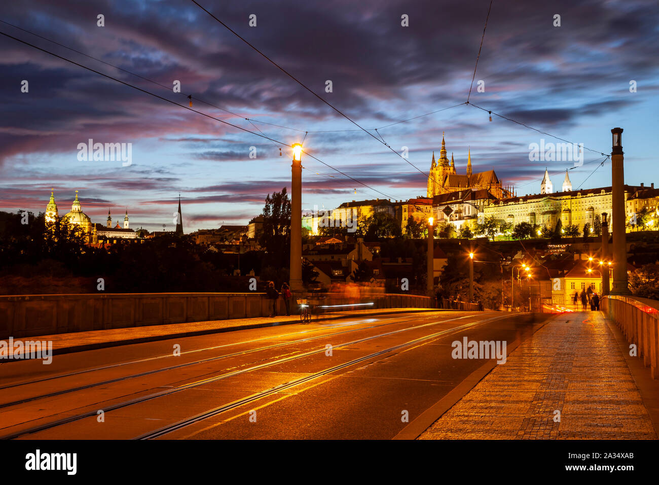 La notte scende al castello di Hradcany a Praga, Repubblica Ceca. Foto Stock