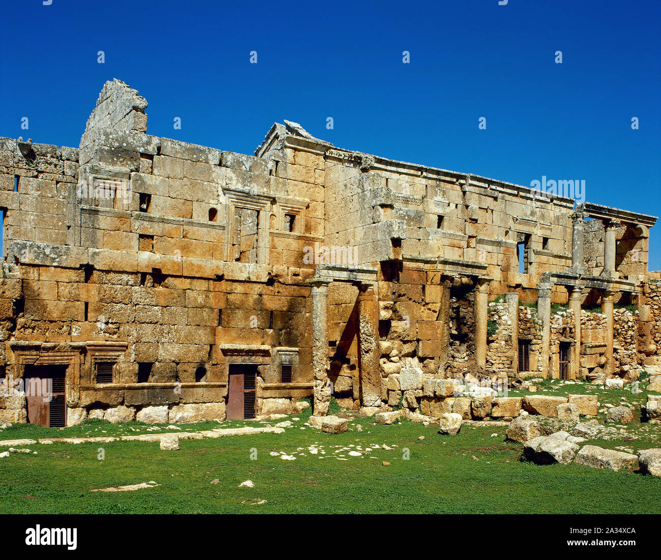 Balshoon, Siria. Città morta di Serjilla, fondata nel 473 A.C. Le rovine di una chiesa cristiana. (Foto scattata prima della Siria Guerra civile). Foto Stock