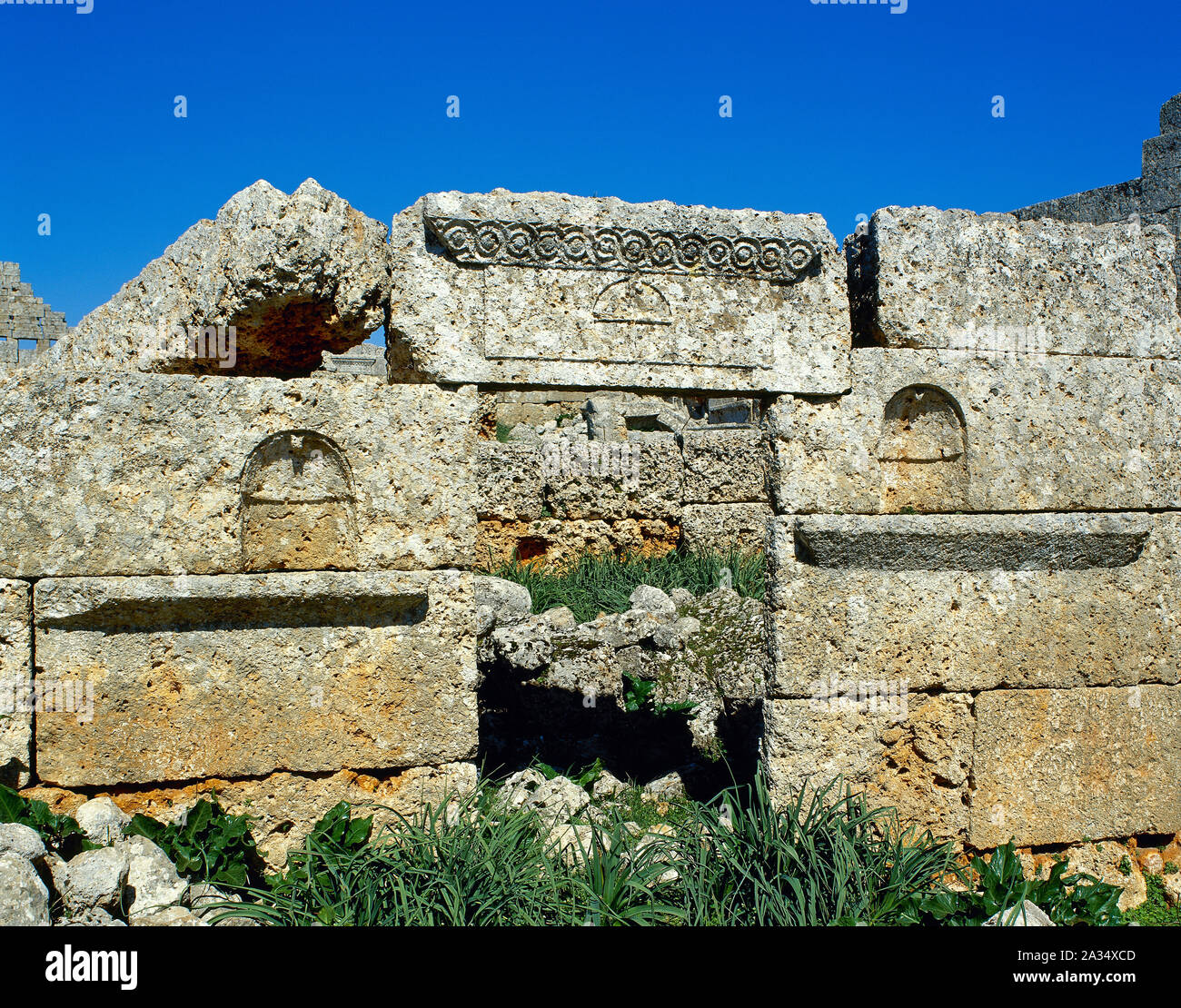 Balshoon, Siria. Città morta di Serjilla, fondata nel 473 A.C. Le rovine di una chiesa cristiana. Dettagli architettonici. (Foto scattata prima della Siria Guerra civile). Foto Stock