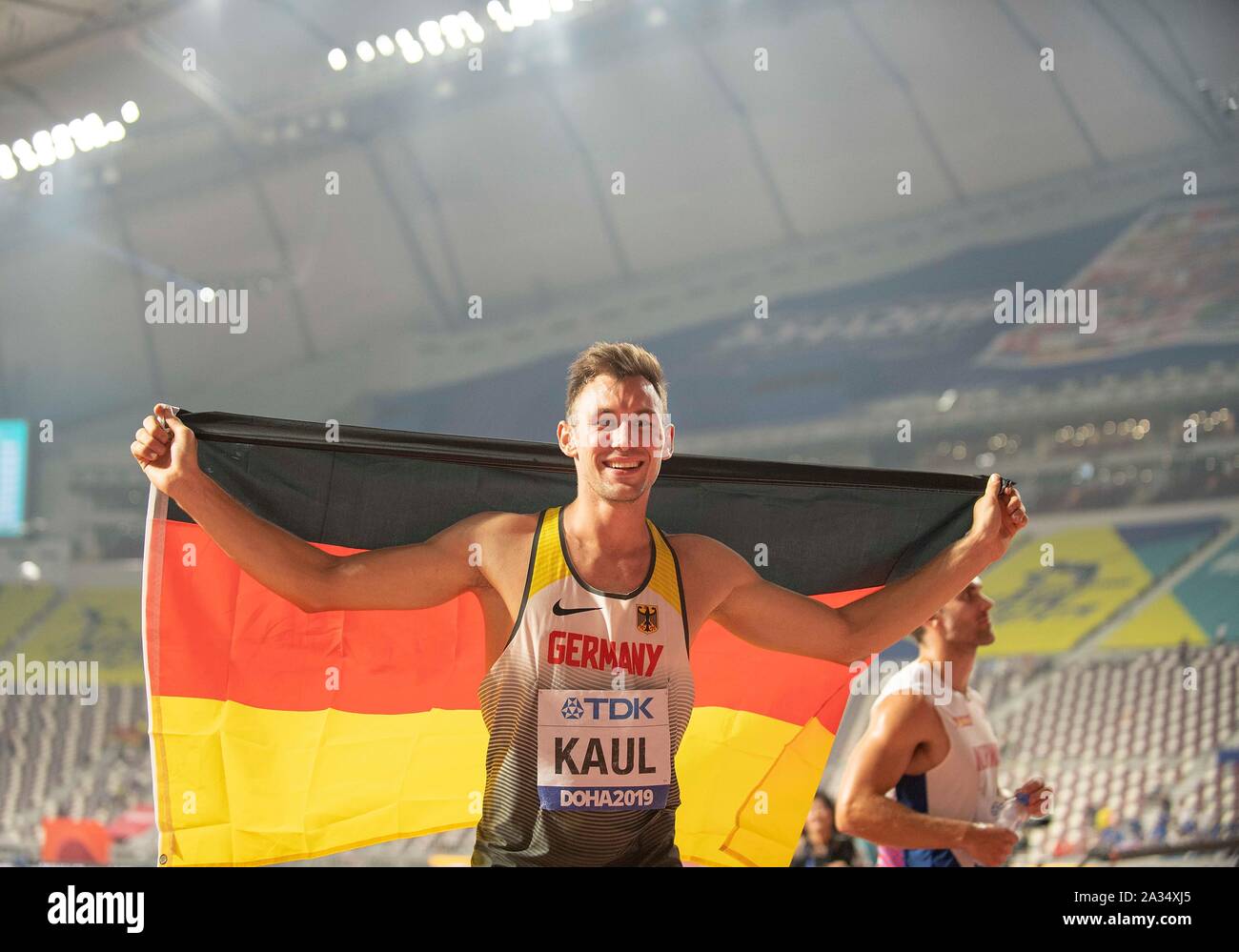 Il giubilo vincitore Niklas KAUL (Germania/1° posto) con bandiera. 1500m decathlon di uomini, su 03.10.2019 mondiali di atletica 2019 a Doha/Qatar, dal 27.09. - 10.10.2019. | Utilizzo di tutto il mondo Foto Stock