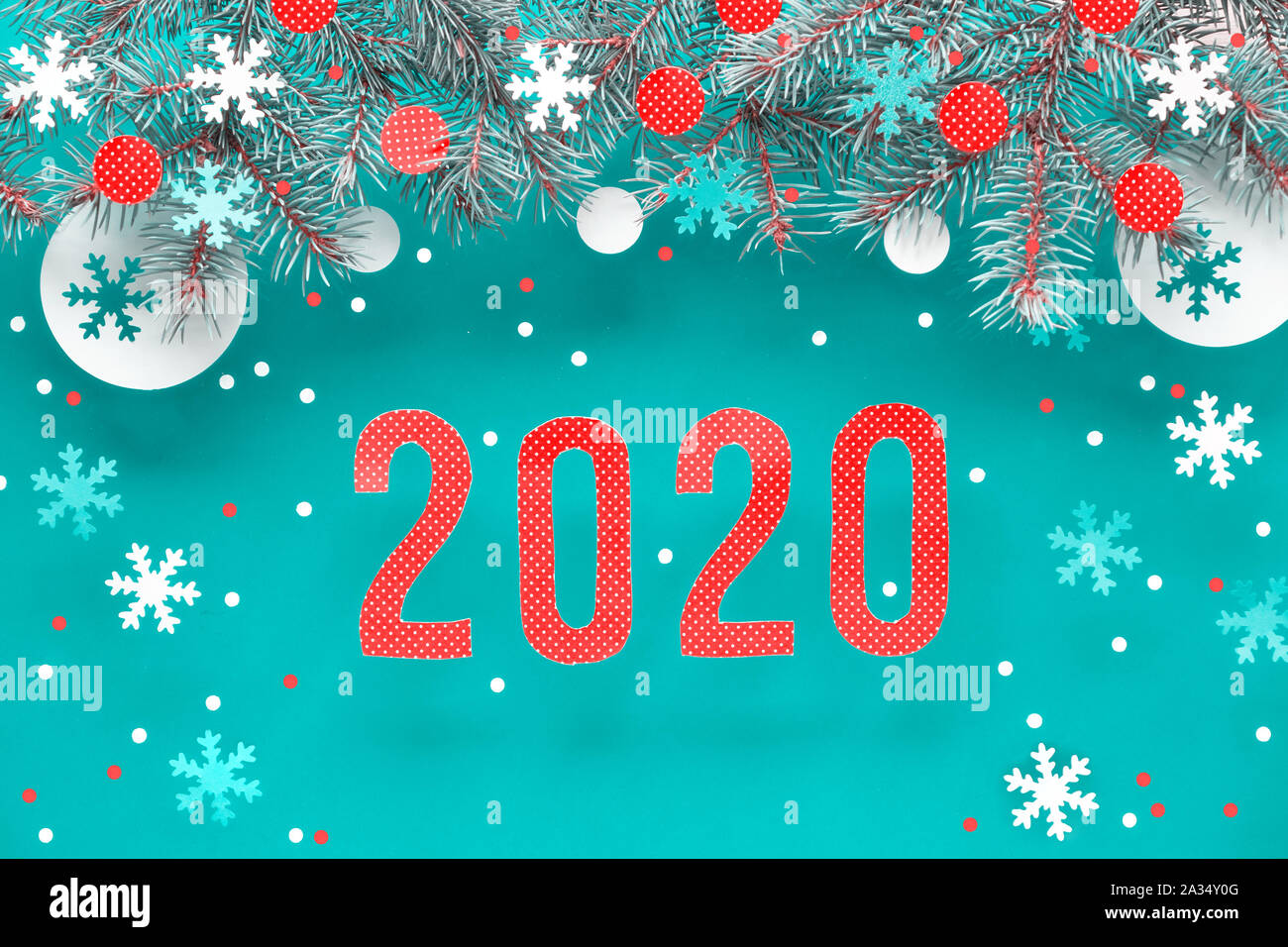 Felice Anno Nuovo 2020! Festosa sfondo inverno con ramoscelli di abete, blu rosso e bianco decorazioni di carta. Appartamento laico, vista dall'alto sulla luce blu sullo sfondo della carta Foto Stock