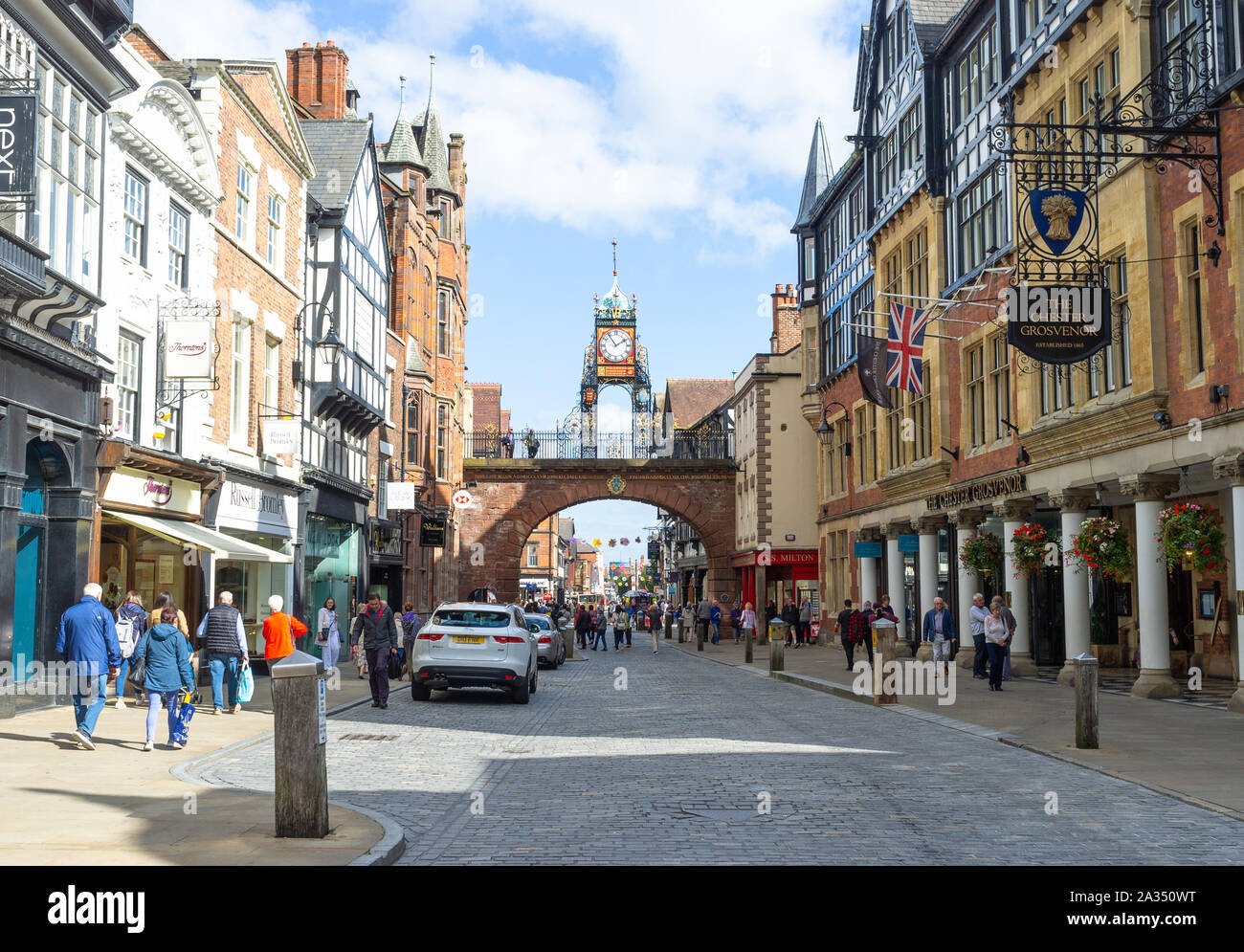 Eastgate area pedonale dello shopping, Chester. Eastgate Clock in background. Foto Stock