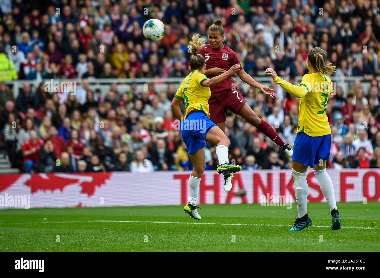 Middlesbrough, Regno Unito. 05 ott 2019. MIDDLESBROUGH, Inghilterra ottobre 5th Nikita Parris di Inghilterra donne testine a obiettivo durante la International amichevole tra Inghilterra donne e Brasile le donne al Riverside Stadium, Middlesbrough sabato 5 ottobre 2019.( Credito: Iam masterizzare | MI News) La fotografia può essere utilizzata solo per il giornale e/o rivista scopi editoriali, è richiesta una licenza per uso commerciale Credito: MI News & Sport /Alamy Live News Foto Stock