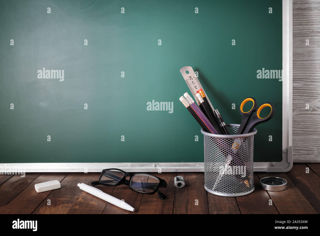 Foto di scuola stationery in vuoto lavagna verde dello sfondo. Copia spazio per il testo. Foto Stock