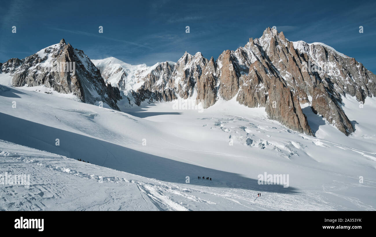 Vista del Mont Maudit, Mont Blanc du Tacul e in lontananza il Mont Blanc vertice con in primo piano il ghiacciaio massiccia Foto Stock