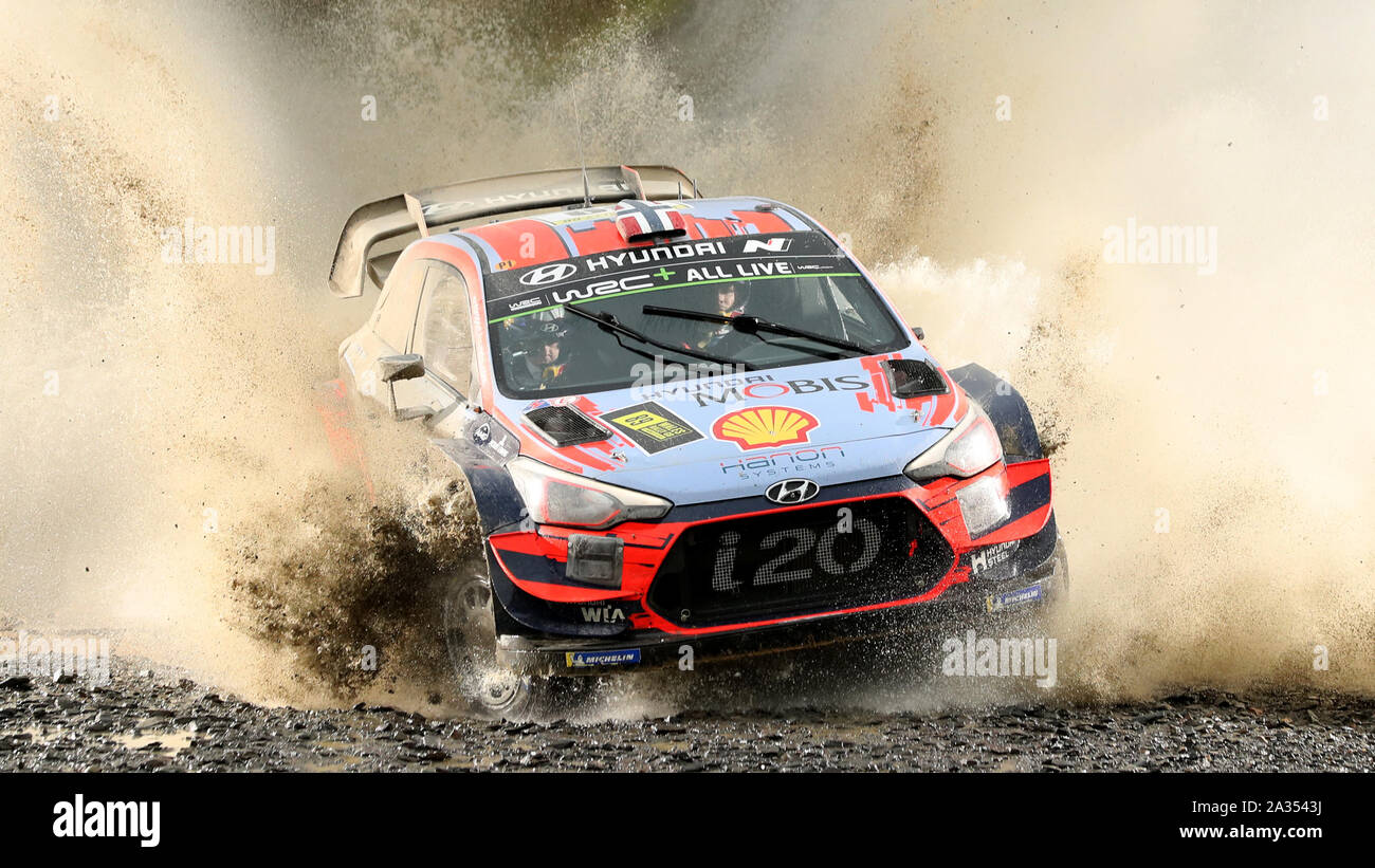 Norvegia Andreas Mikkelsen e Anders Jaeger in Hyundai i20 Coupe WRC durante la terza giornata del Rally del Galles GB. Foto Stock