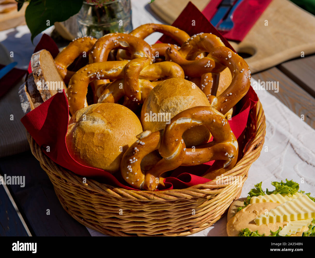 Panini e salatini. Cestino con panini e salatini su un tavolo. Foto Stock