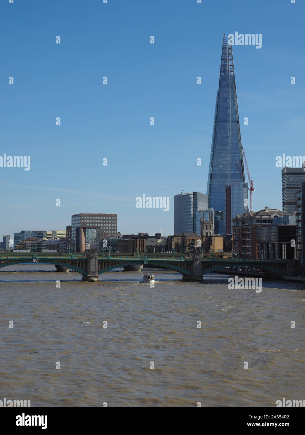 LONDON, Regno Unito - CIRCA NEL SETTEMBRE 2019: La Shard grattacielo progettato dall'architetto italiano Renzo Piano è il più alto edificio della città Foto Stock