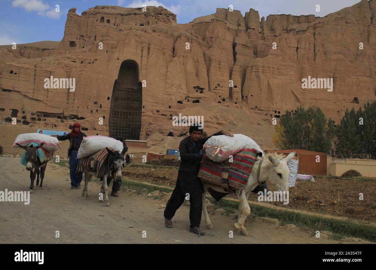 Bamyan, Afghanistan. 4 Ott 2019. Gli agricoltori il trasporto dei sacchi di patate da una fattoria di patate nella provincia di Mazar-i-Sharif, Afghanistan, Ottobre 4, 2019. Gli agricoltori in Afghanistan centrale provincia di Bamyan sperato a raccogliere fino a 380.000 tonnellate di patate nel corso del corrente anno, circa 20.000 tonnellate di aumento rispetto allo scorso anno, responsabile dell'agricoltura provinciale, irrigazione e bestiame detto sabato. Credito: Noor Azizi/Xinhua/Alamy Live News Foto Stock