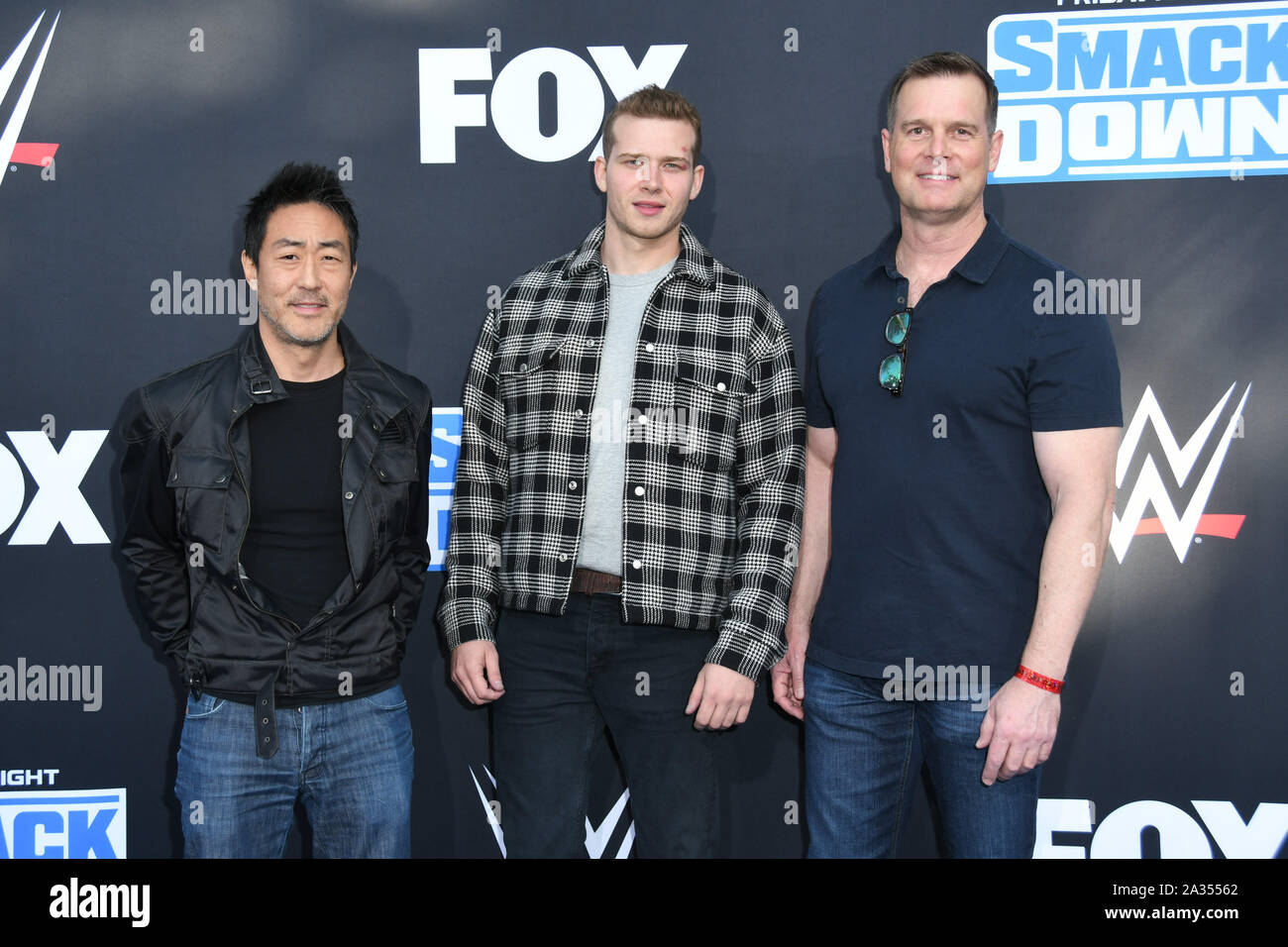 Los Angeles, Stati Uniti d'America. 04 ott 2019. Ken Choi, Oliver Stark, Peter Krause. WWE ventesimo anniversario Celebrazione Premiere di WWE Friday Night SmackDown su FOX tenutosi a Staples Center. Photo credit: Birdie Thompson/AdMedia /MediaPunch Credito: MediaPunch Inc/Alamy Live News Foto Stock