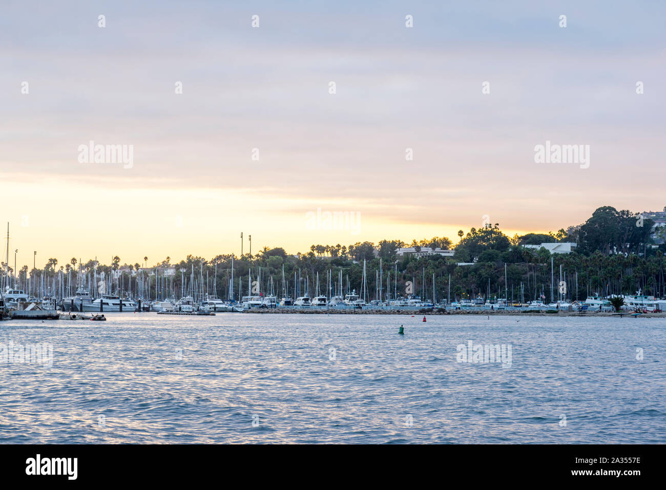 Guardando verso Santa Barbara Porto. Santa Barbara, California, Stati Uniti d'America. Foto Stock