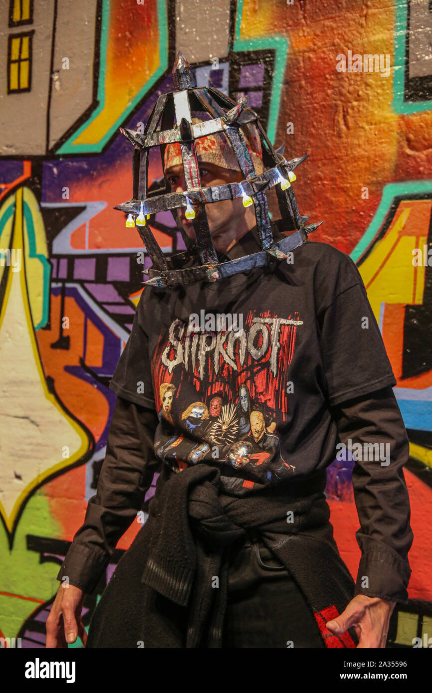 Londra, Regno Unito. 05 ott 2019. Una estremità di un incontro che ha divertito il capitale di Londra per anni. Questo anno mondo zombie giorno Londra sarà l'ultima messa in scena dalla corrente organizzatori. Mondo Zombie Giorno: London è un annuale della carità a piedi dove gli appassionati di cultura zombie possono unirsi in uno sforzo internazionale per alleviare la fame nel mondo e il fenomeno dei senzatetto. La gente si veste di loro zombie migliori per raccogliere e shamble il vostro modo attraverso le strade di Londra. La missione del mondo zombie giorno è di sostenere la prevenzione della fame e della mancanza di una fissa dimora. Credito: Paolo Quezada-Neiman/Alamy Live News Foto Stock
