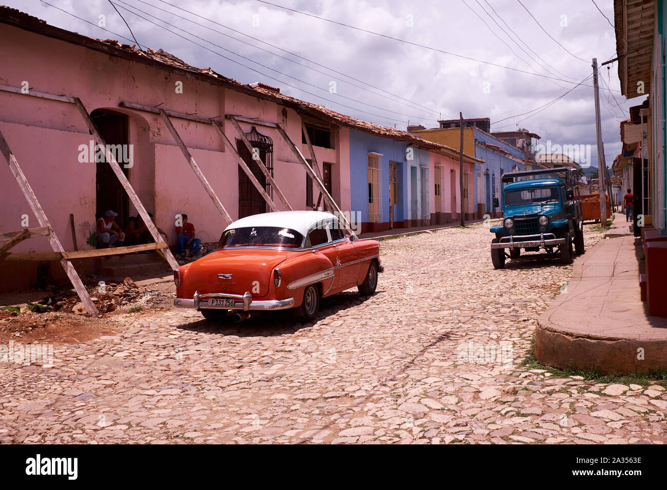 Auto classica e un vecchio carrello in Trinidad, Cuba Foto Stock