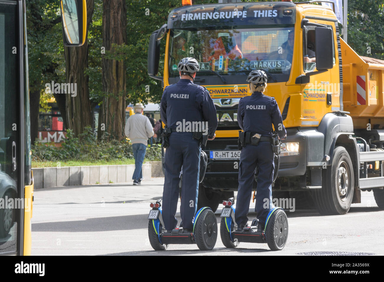 Regensburg: 2 funzionario di polizia su Segway Personal Transporter, autobus, camion, street in Oberpfalz, Alto Palatinato, Baviera, Baviera, Germania Foto Stock