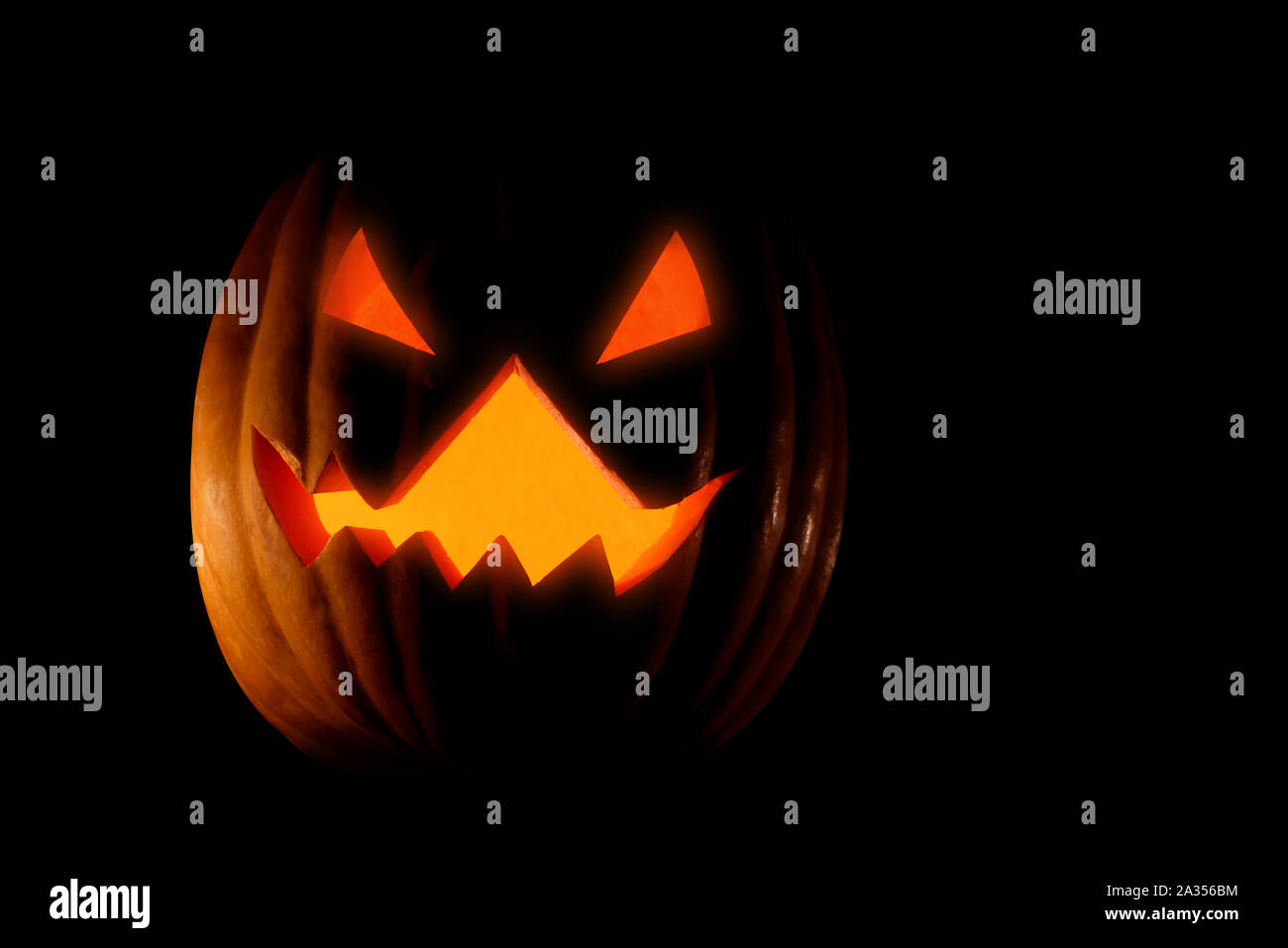 Spooky zucca lanterna nel buio per Halloween. Foto Stock
