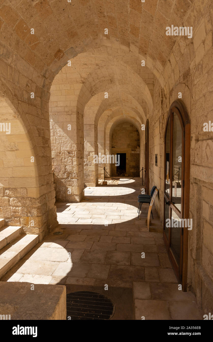 Colonade arcuata nel cortile del Castello di Carlo V (Lecce) Castello di Lecce, Puglia (Puglia) nel Sud Italia Foto Stock