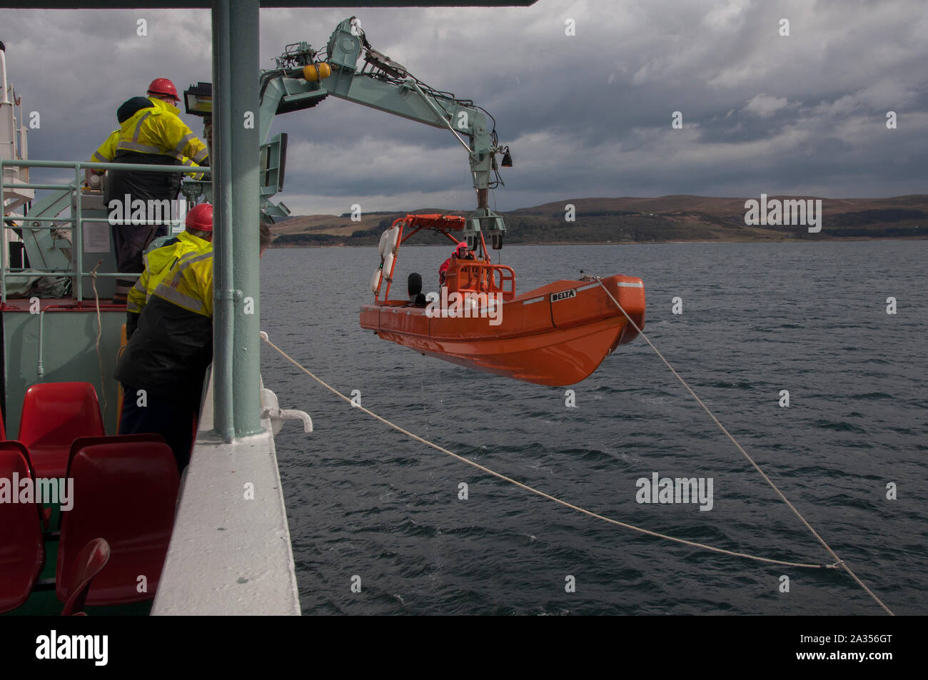 Traghetto CalMac facendo scialuppa di salvataggio dei controlli di sicurezza in rotta verso l'isola di Islay, Ebridi Interne, Scozia Foto Stock