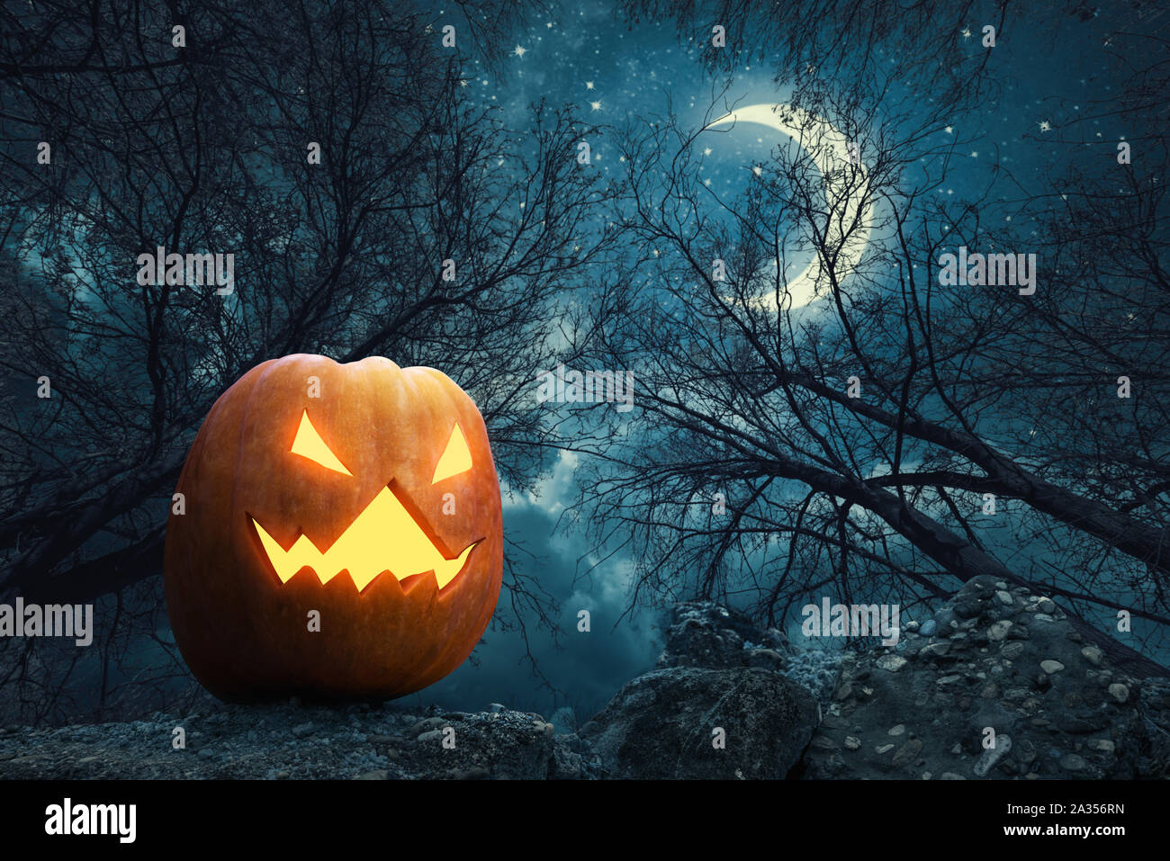 Spooky zucca lanterna in scary foresta per Halloween. Foto Stock