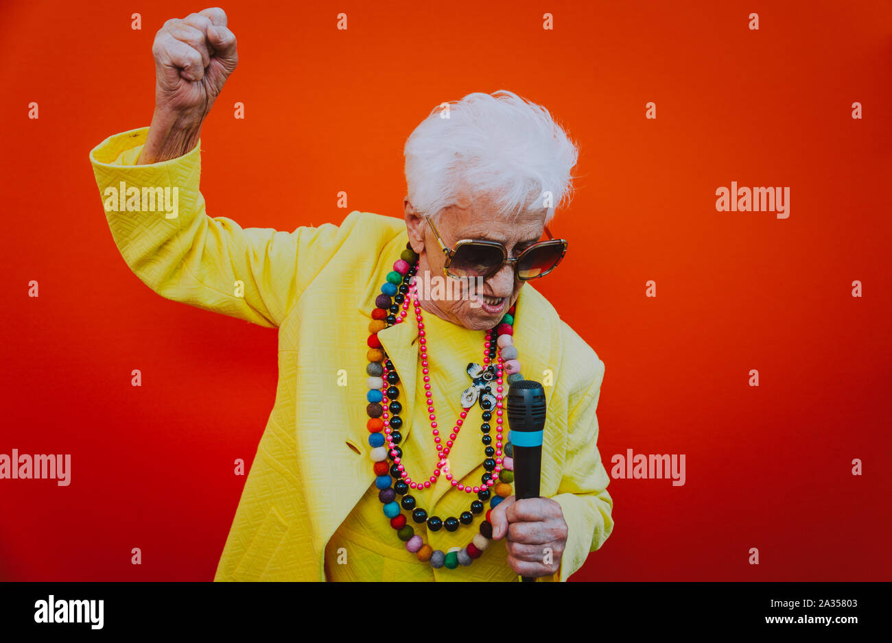 Concetto Di Stile Di Vita : Una Nonna Divertente Con Gli Occhiali Finti Che  Ride E Pronta Per La Festa Immagine Stock - Immagine di anziano, casa:  248221575