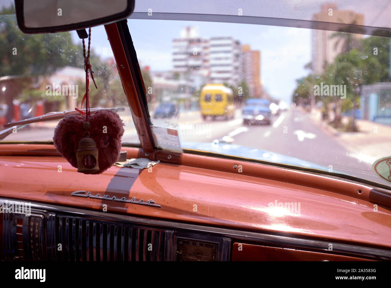 Vista dall'interno di un taxi a l'Avana, Cuba Foto Stock